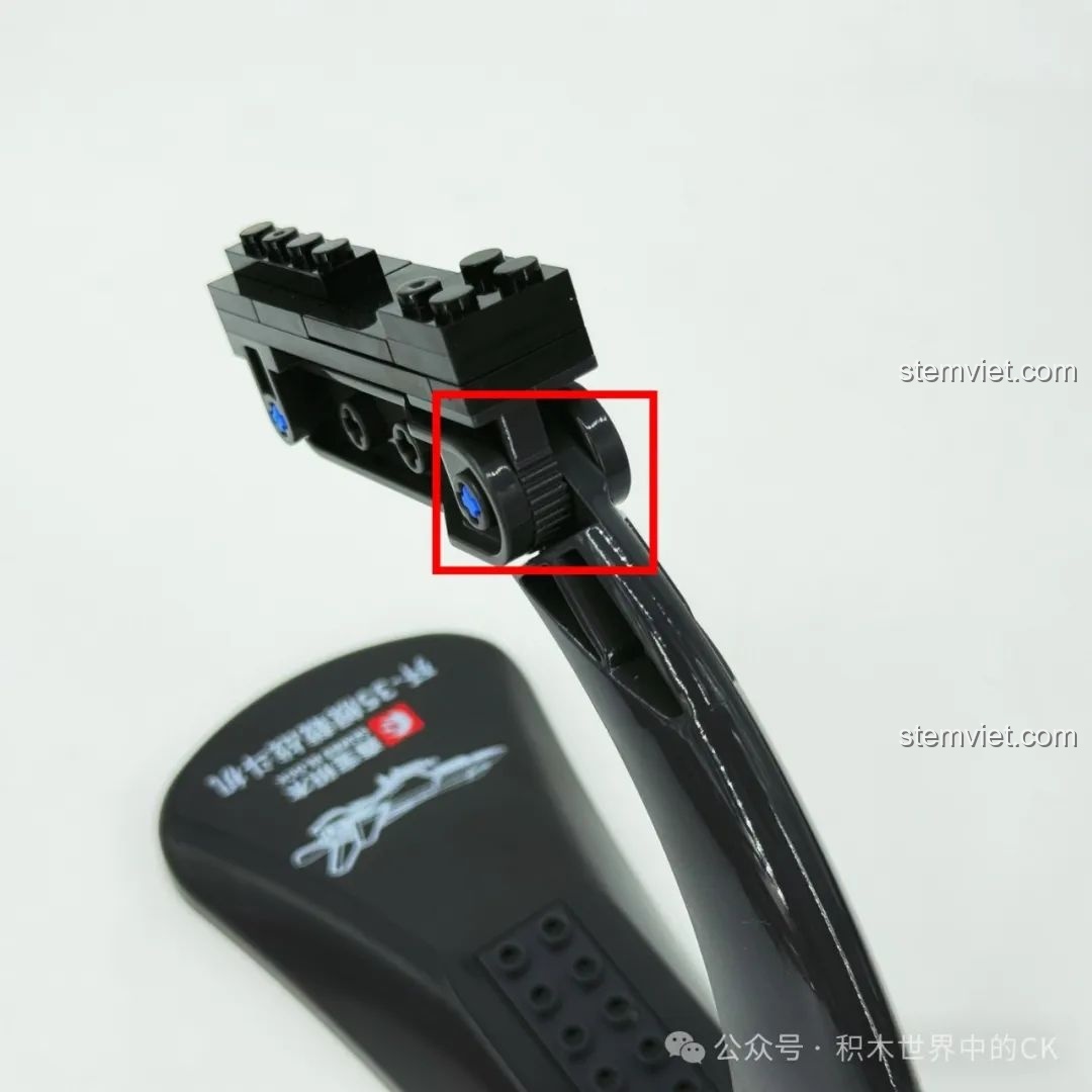 Đánh giá SEMBO 202255 Tiêm kích hạm J-35: khớp nối của đế trưng bày có thể điều chỉnh góc nghiêng.