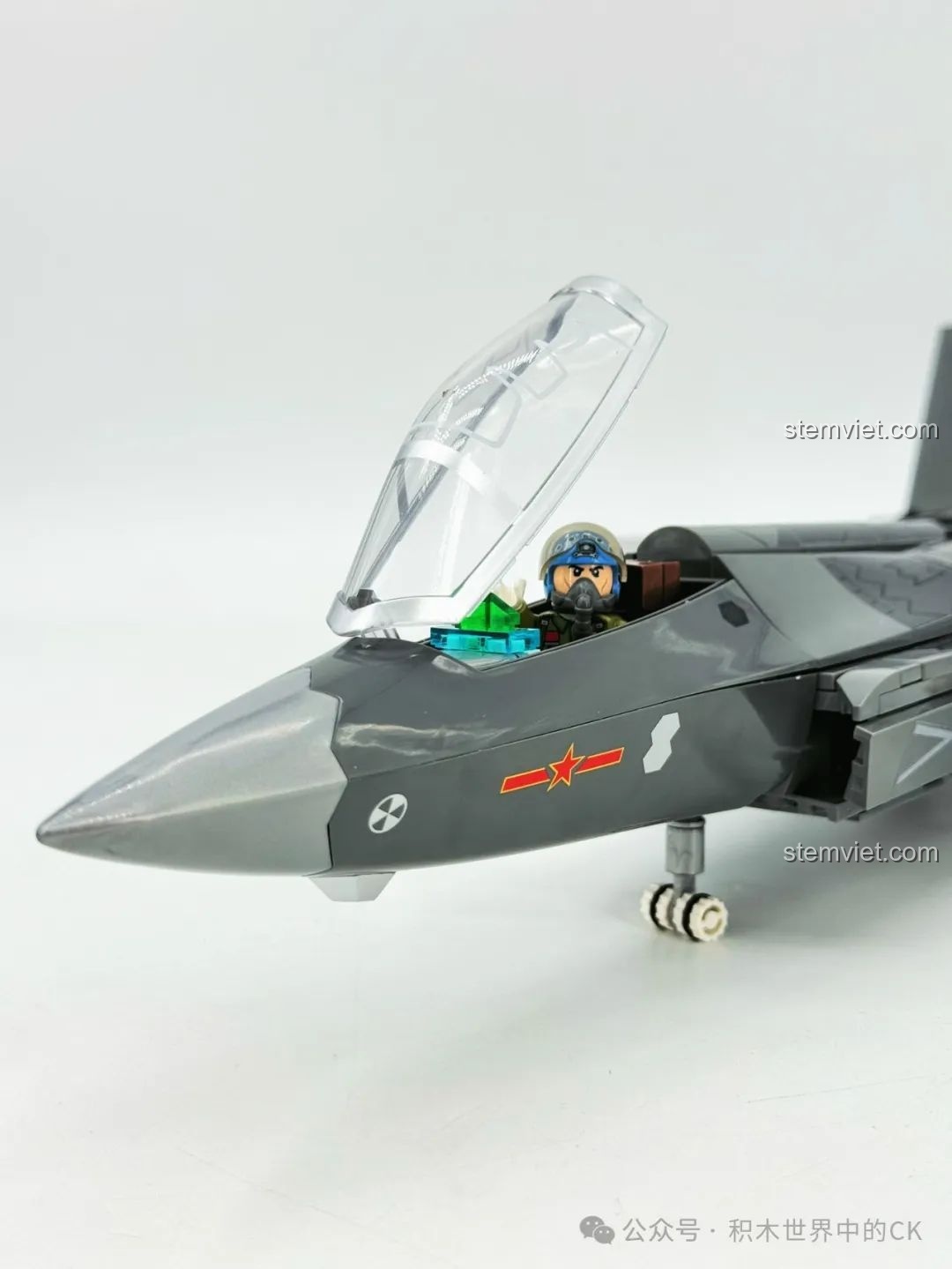 Đánh giá SEMBO 202255 Tiêm kích hạm J-35: minifigure phi công được đặt vào trong buồng lái.