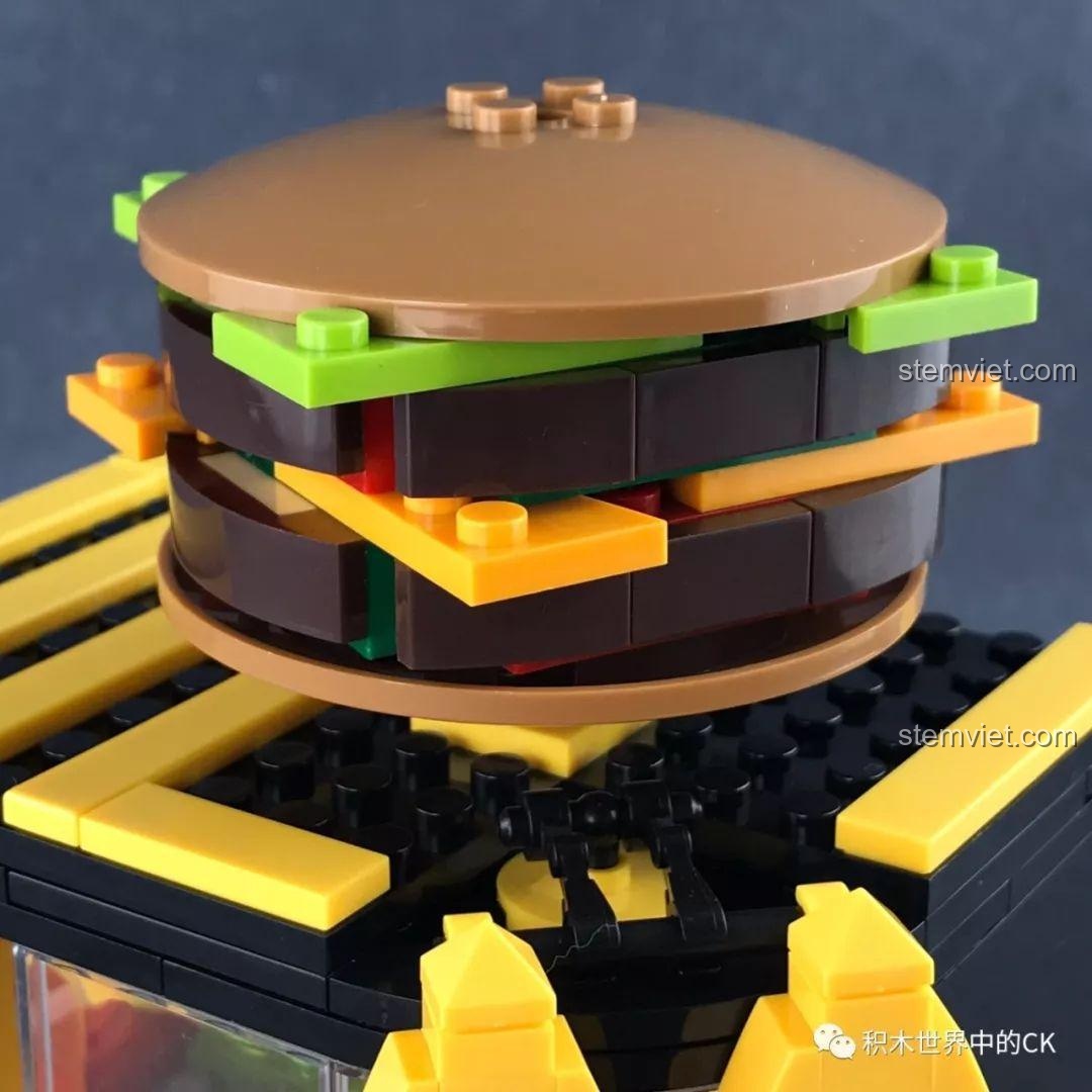 Cận cảnh chiếc hamburger khổng lồ trên nóc mô hình SEMBO 601021, được lắp từ nhiều lớp màu sắc mô phỏng nhân bánh.