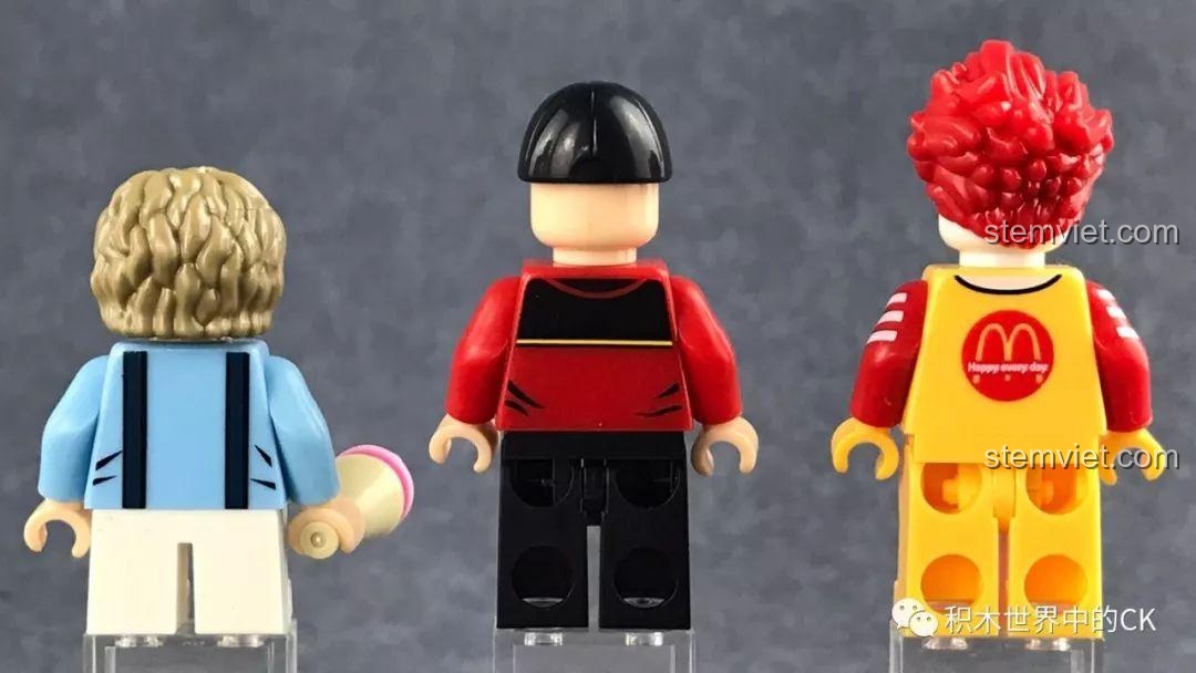 Mặt sau của 3 minifigures trong bộ đồ chơi xếp hình Quán ăn nhanh Golden Arches 601021, cho thấy chi tiết in ấn đầy đủ.