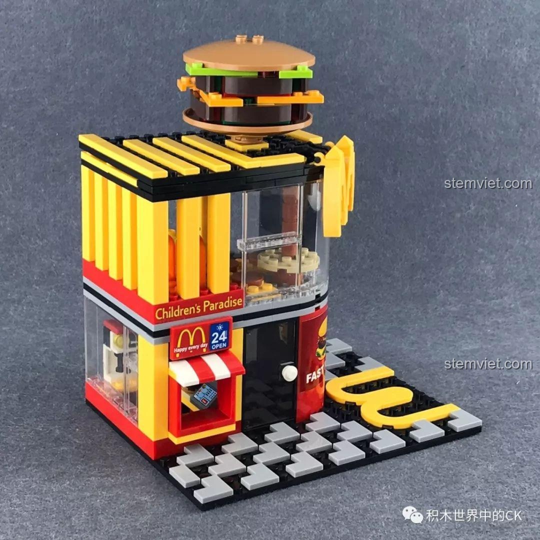 Mặt bên của bộ lắp ghép Nhà hàng McDonald's mini SEMBO với các thanh màu vàng mô phỏng khoai tây chiên độc đáo.