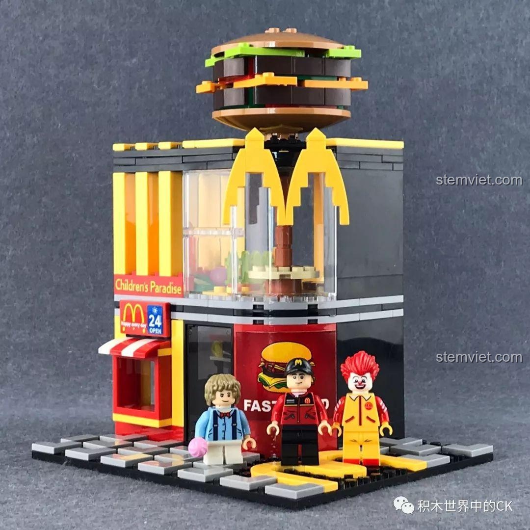 Toàn cảnh mô hình SEMBO 601021 Cửa hàng đồ ăn nhanh McDonald's hoàn thiện cùng 3 minifigures đứng phía trước.