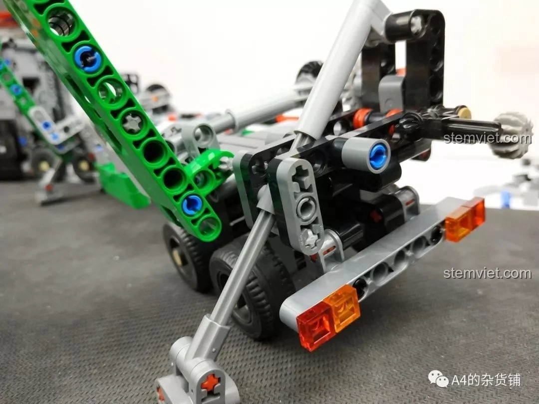 Chi tiết chân chống hỗ trợ của xe tải, với các bánh xe nhỏ và đèn tín hiệu, của bộ lắp ráp Xe Tải Container Cơ Khí SEMBO 703940.