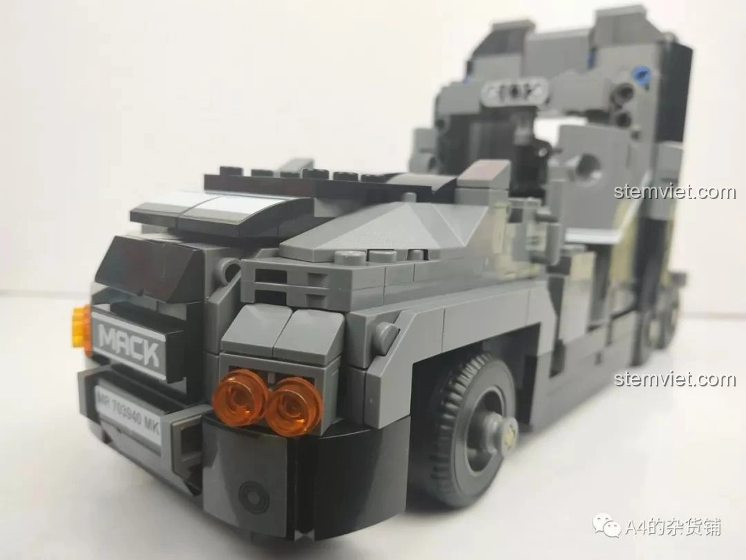 Góc nhìn từ phía sau của phần đầu xe tải đã hoàn thiện, với đèn hậu màu cam và chi tiết ống xả, của bộ lắp ráp Xe Tải Container Cơ Khí SEMBO 703940.