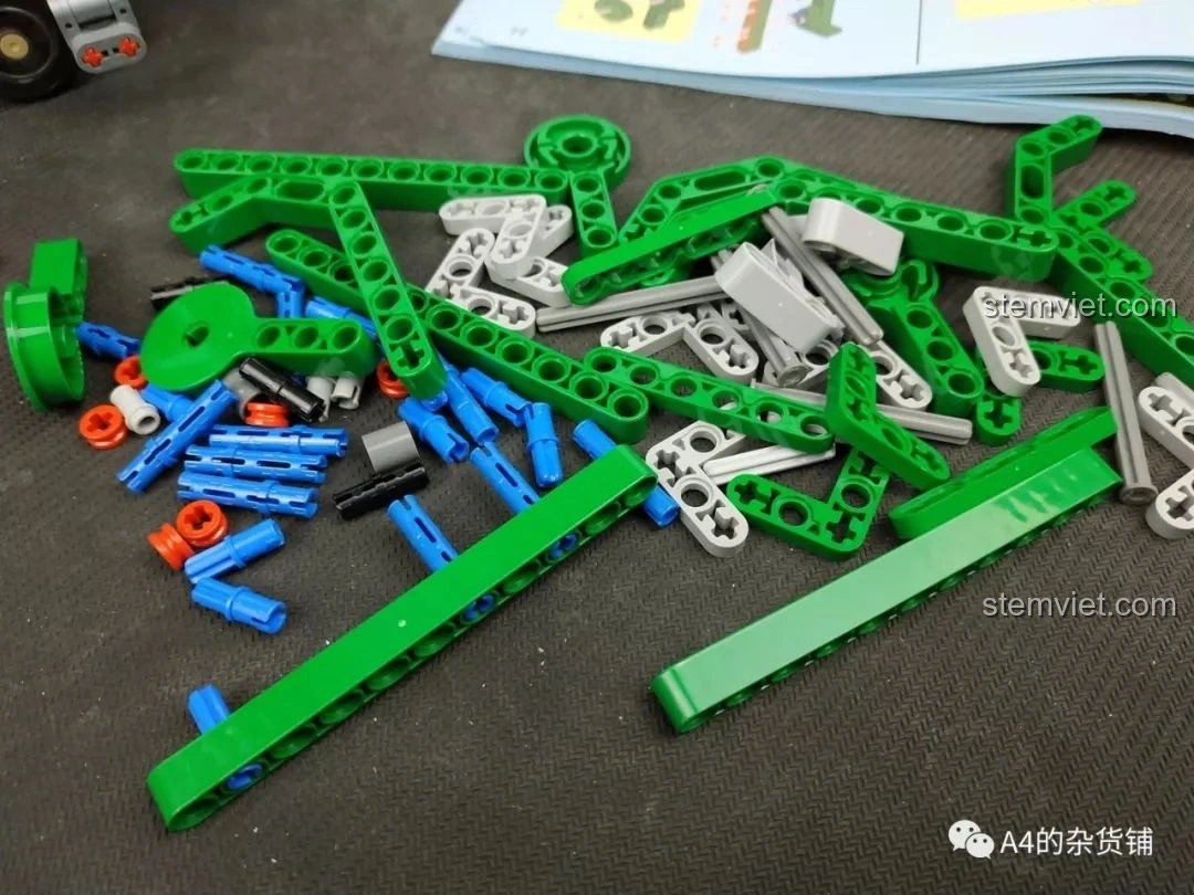 Các mảnh ghép Technic màu xanh lá cây, xám và xanh dương của bộ lắp ráp Xe Tải Container Cơ Khí SEMBO 703940, dành cho phần cần cẩu.