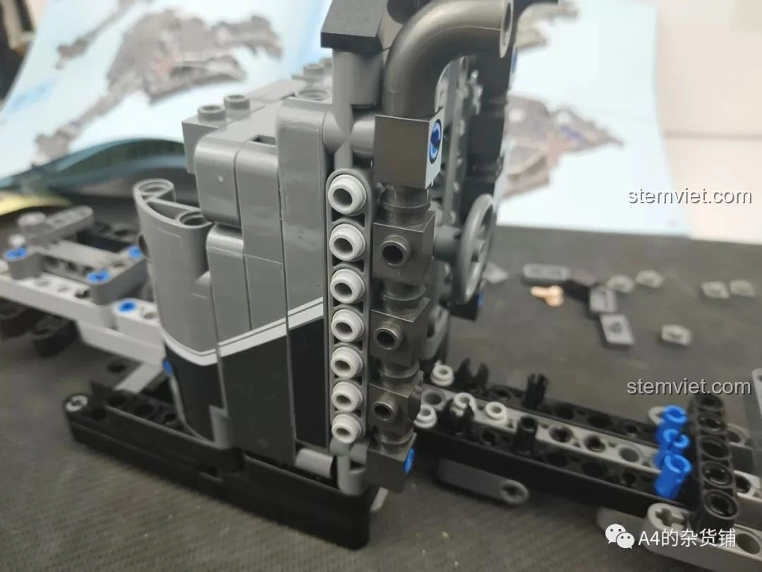 Chi tiết ống xả và đường nét bên hông của phần đầu xe tải đang được lắp ráp, thể hiện thiết kế mạnh mẽ của SEMBO 703940.