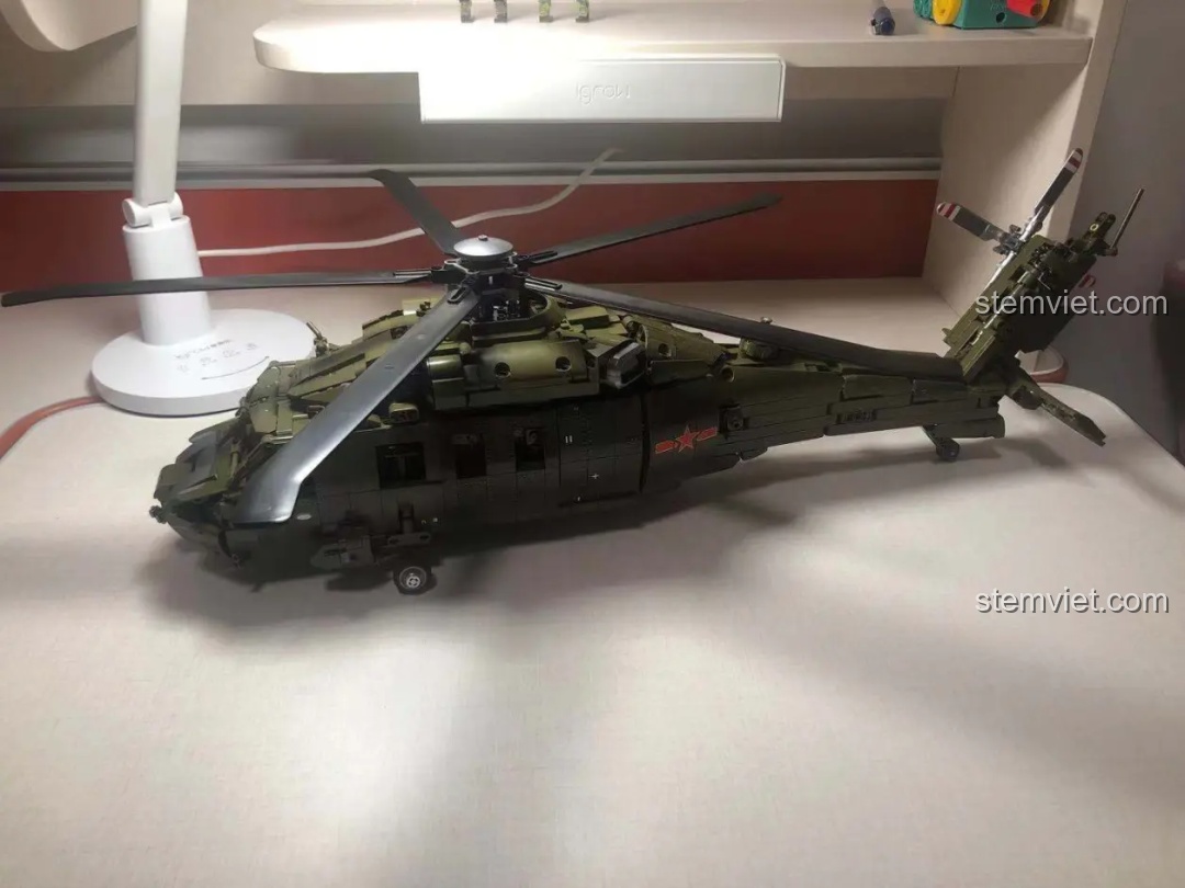 Đánh giá SEMBO 705992 Trực thăng Đa dụng Z-20 với góc chụp từ phía sau, làm nổi bật cánh quạt và thân máy bay.