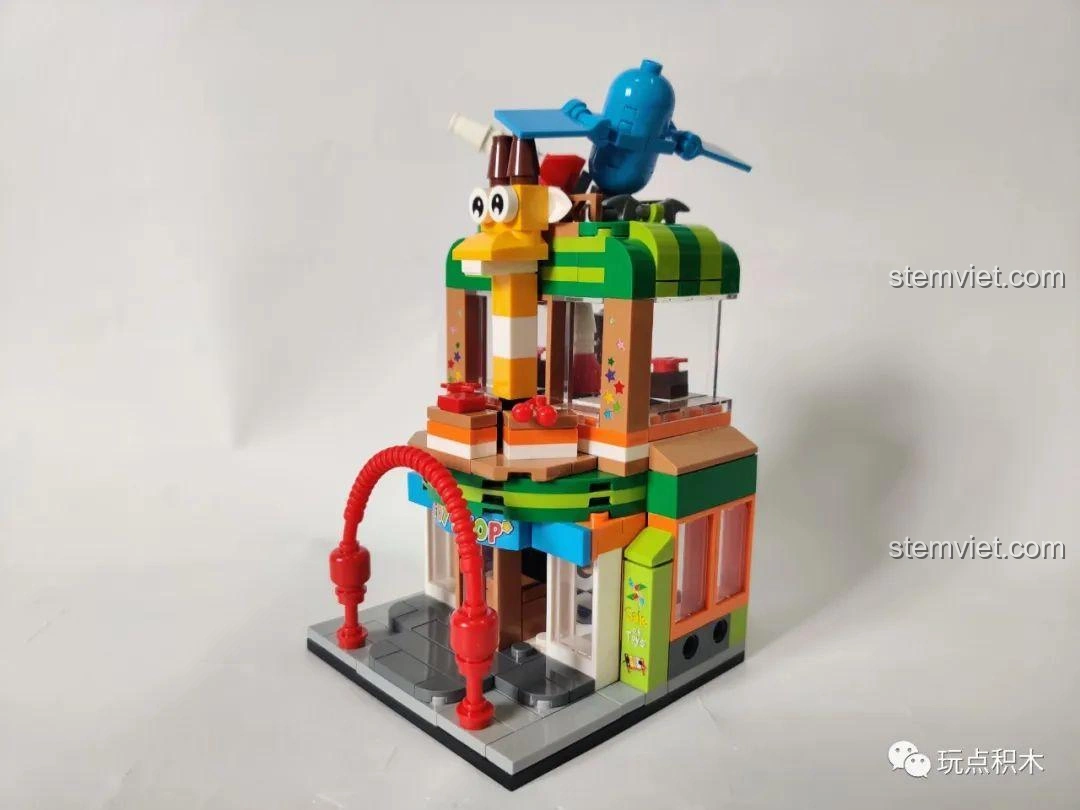 Nội thất tầng trệt của cửa hàng đồ chơi Sembo Block 601052, với các kệ trưng bày và bảng giá.