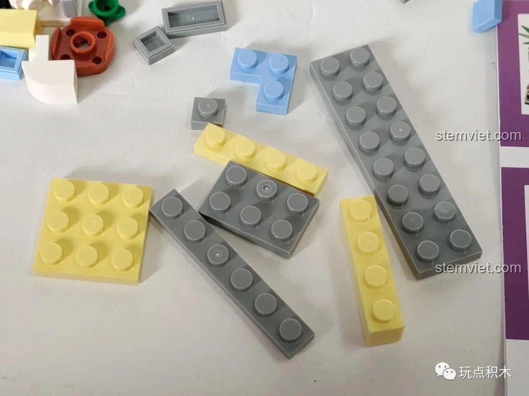 Góc nhìn nghiêng của mô hình cửa hàng kẹo Sembo Block 601053, thể hiện các chi tiết trang trí bên hông.