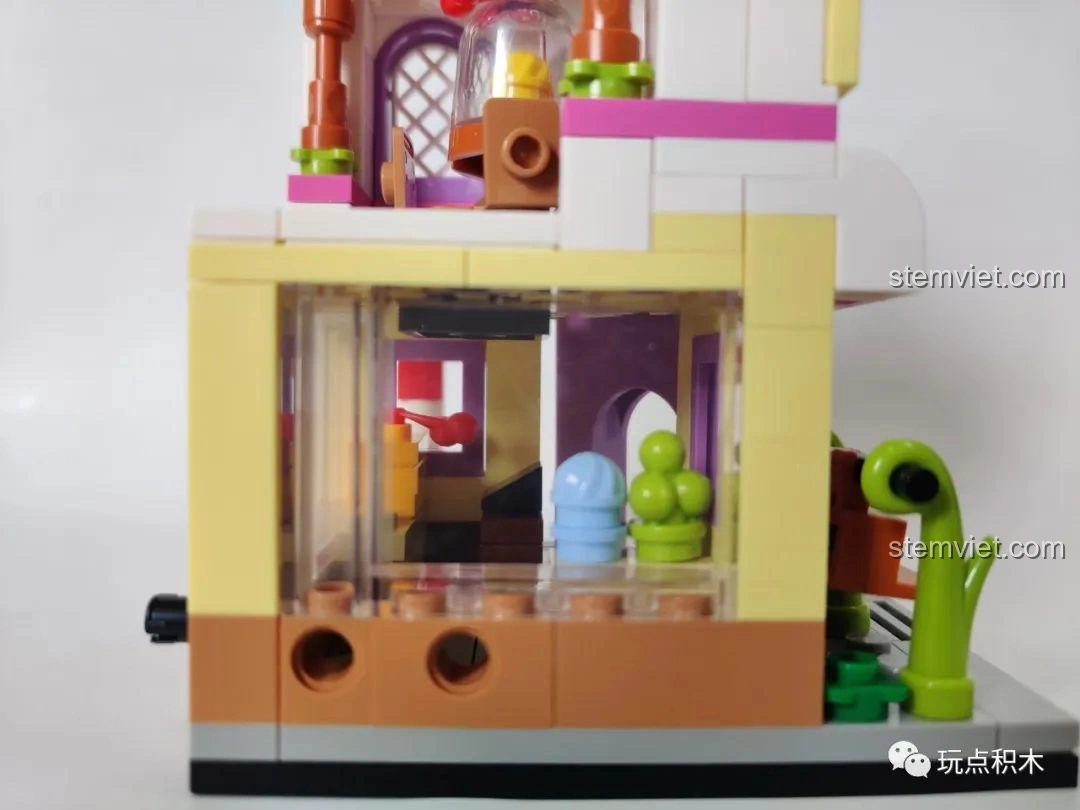 Góc nhìn nghiêng của mô hình cửa hàng máy chơi game Sembo Block 601054, thể hiện các chi tiết trang trí.