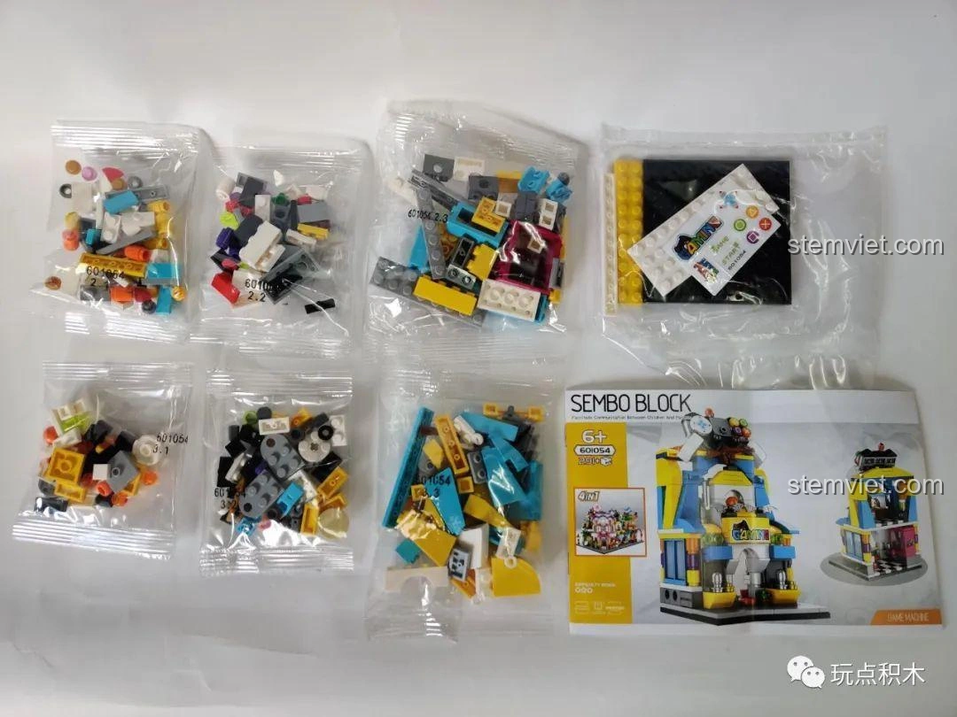 Mặt sau của dãy phố mini Sembo Block khi 4 mô hình được kết hợp, cho thấy nội thất bên trong mỗi cửa hàng.