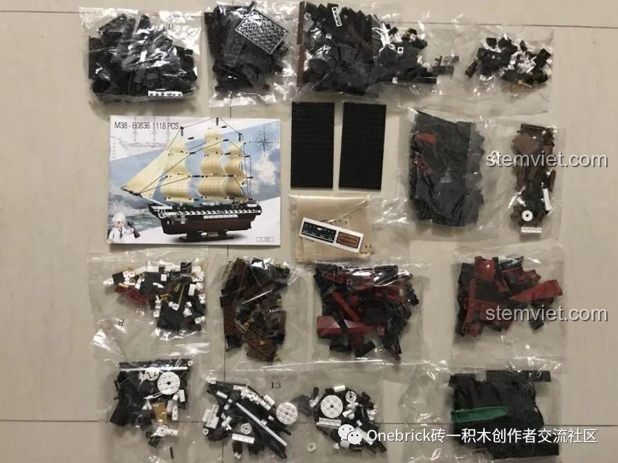 Toàn bộ các túi chi tiết, sách hướng dẫn và cánh buồm của bộ Sluban B0836 được lấy ra khỏi hộp.
