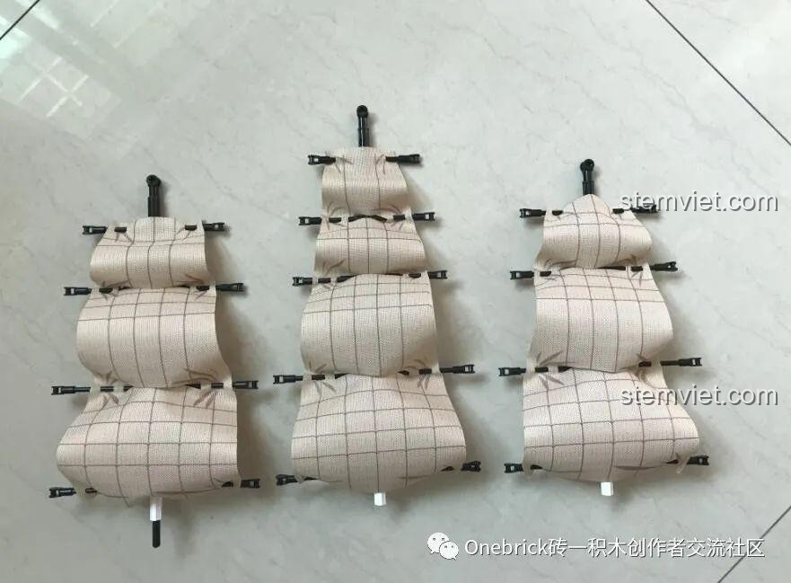 Quá trình lắp ráp các cột buồm với cánh buồm bằng vải cho mô hình Sluban B0836.