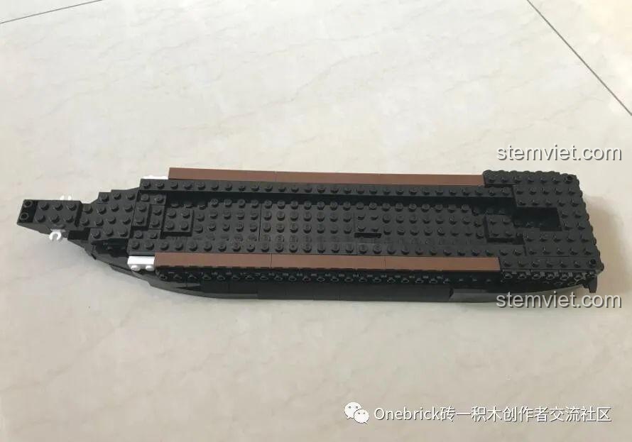 Quá trình lắp ráp khung sườn cho thân trên của mô hình tàu chiến ba cột buồm Sluban B0836.