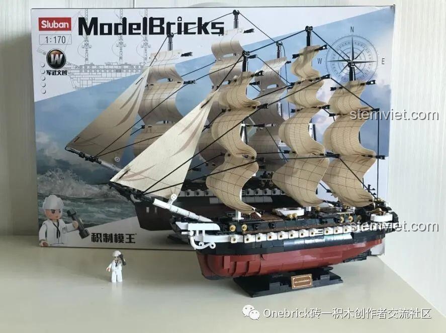 Mô hình tàu chiến ba cột buồm Sluban B0836 USS Constitution hoàn thiện đặt cạnh hộp sản phẩm, thể hiện sự hoành tráng.