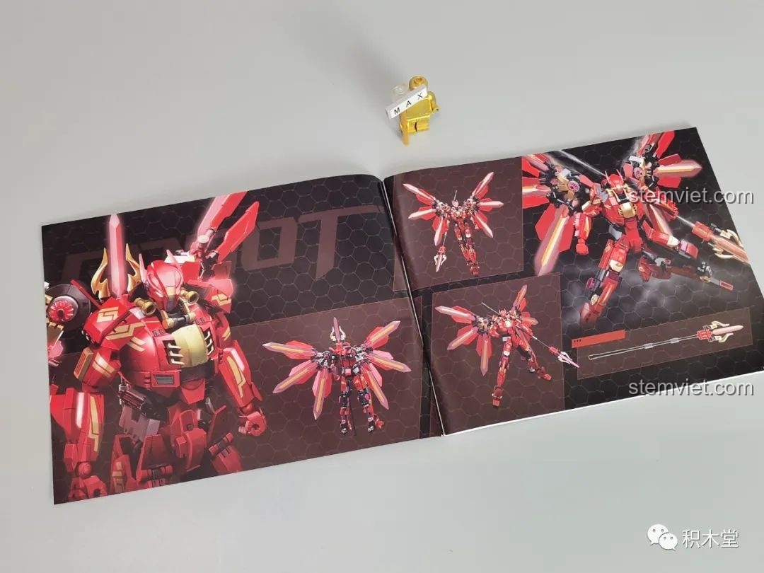 Các trang bên trong sách hướng dẫn của Sluban M38-B1152 Robot Cơ Giáp Quang Kích Athena, hiển thị các góc nhìn khác nhau của mô hình.