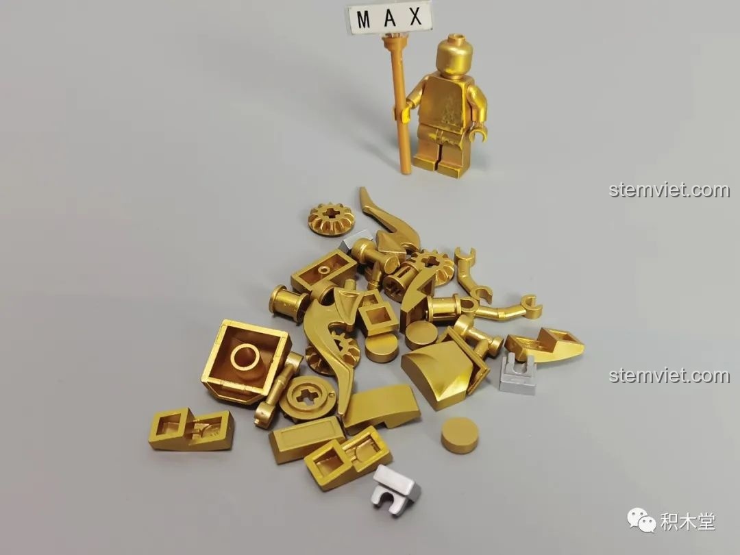 Tập hợp các mảnh ghép màu vàng được mạ kim loại của bộ Sluban M38-B1152 Robot Cơ Giáp Quang Kích Athena, tăng tính thẩm mỹ.