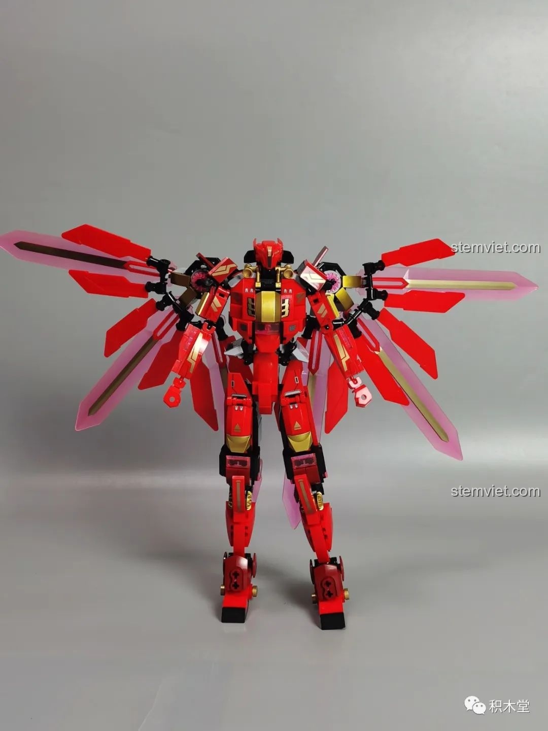 Robot Sluban M38-B1152 Robot Cơ Giáp Quang Kích Athena sau khi lắp ráp xong phần cánh, trông rất hoành tráng và mạnh mẽ.