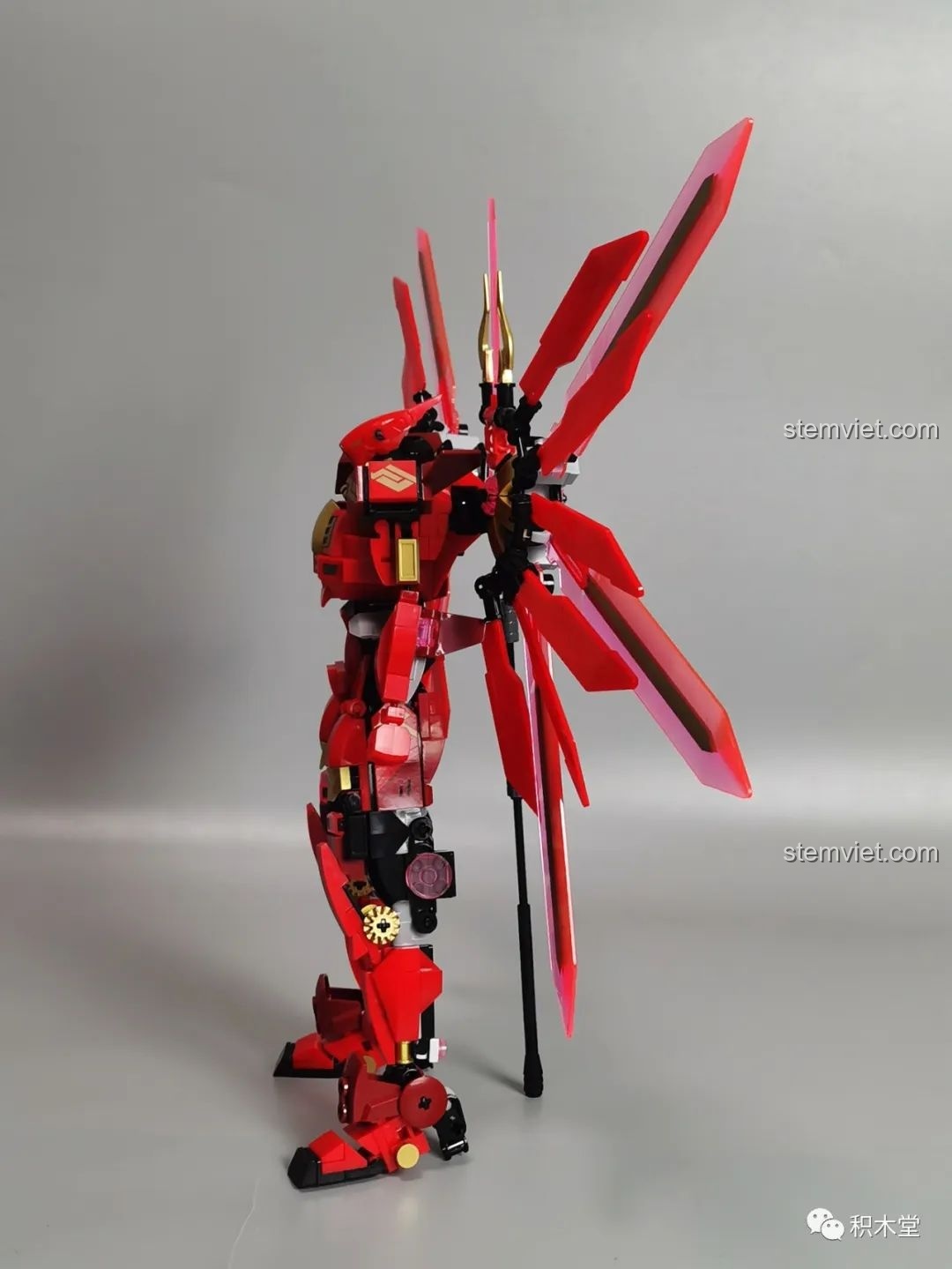 Cận cảnh chi tiết phần chân của Robot Cơ Giáp Quang Kích Athena M38-B1152, với thiết kế độc đáo và khớp nối linh hoạt.