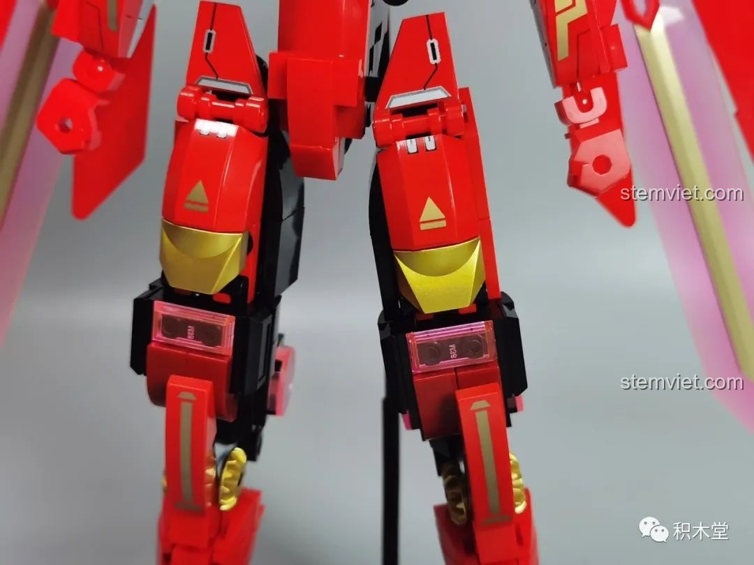 Cận cảnh phần đầu của vũ khí Hải thần Tam Xoa Kích của Robot Cơ Giáp Quang Kích Athena M38-B1152, với chi tiết mạ vàng.