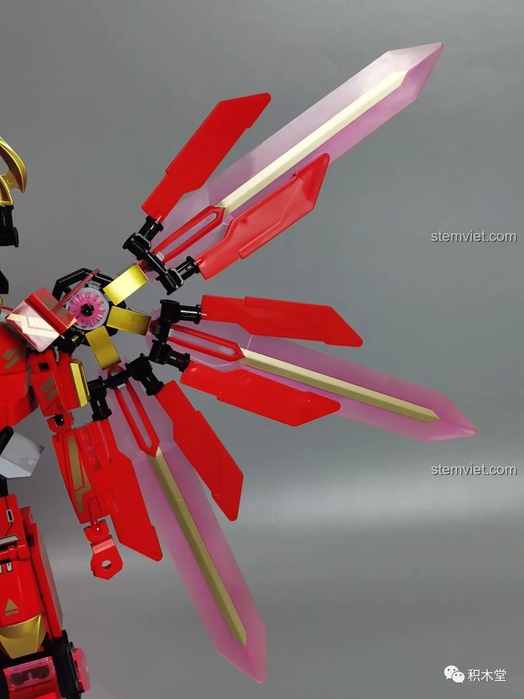 Cận cảnh phần lưng và cơ chế gắn cánh của Robot Cơ Giáp Quang Kích Athena M38-B1152, với chi tiết mạ vàng và khớp nối.