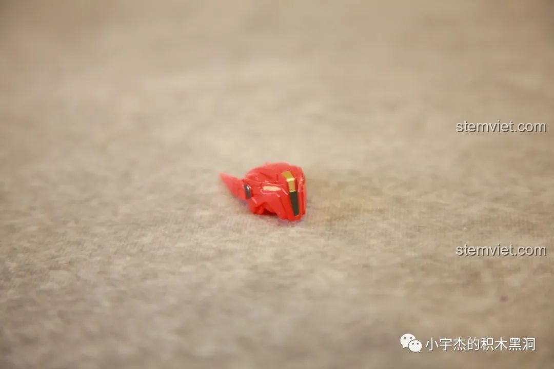 Cận cảnh đầu của Robot Cơ Giáp Quang Kích Athena, cho thấy chi tiết thiết kế và chất lượng hoàn thiện của mảnh ghép.