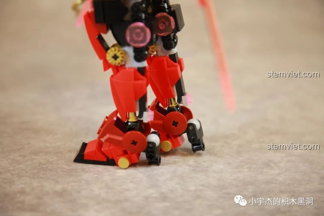 Cận cảnh khớp chân và bàn chân của Robot Cơ Giáp Quang Kích Athena, cho thấy chi tiết thiết kế và khả năng cử động của mô hình.