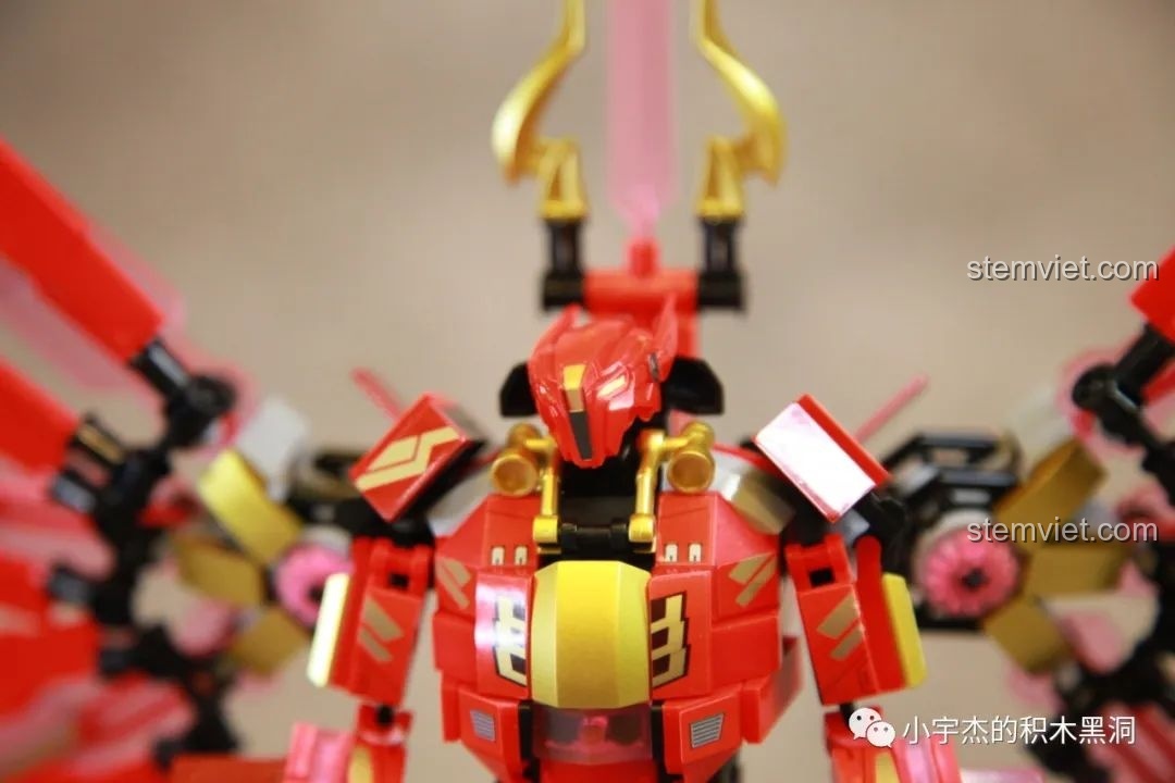 Cận cảnh phần thân trên và đầu của Robot Cơ Giáp Quang Kích Athena, cho thấy các chi tiết sắc nét và màu sắc hài hòa.