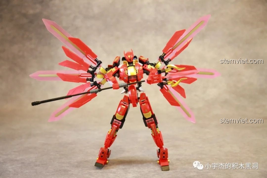 Robot Cơ Giáp Quang Kích Athena trong tư thế chuẩn bị tấn công, với vũ khí sẵn sàng, thể hiện sự năng động của mô hình.