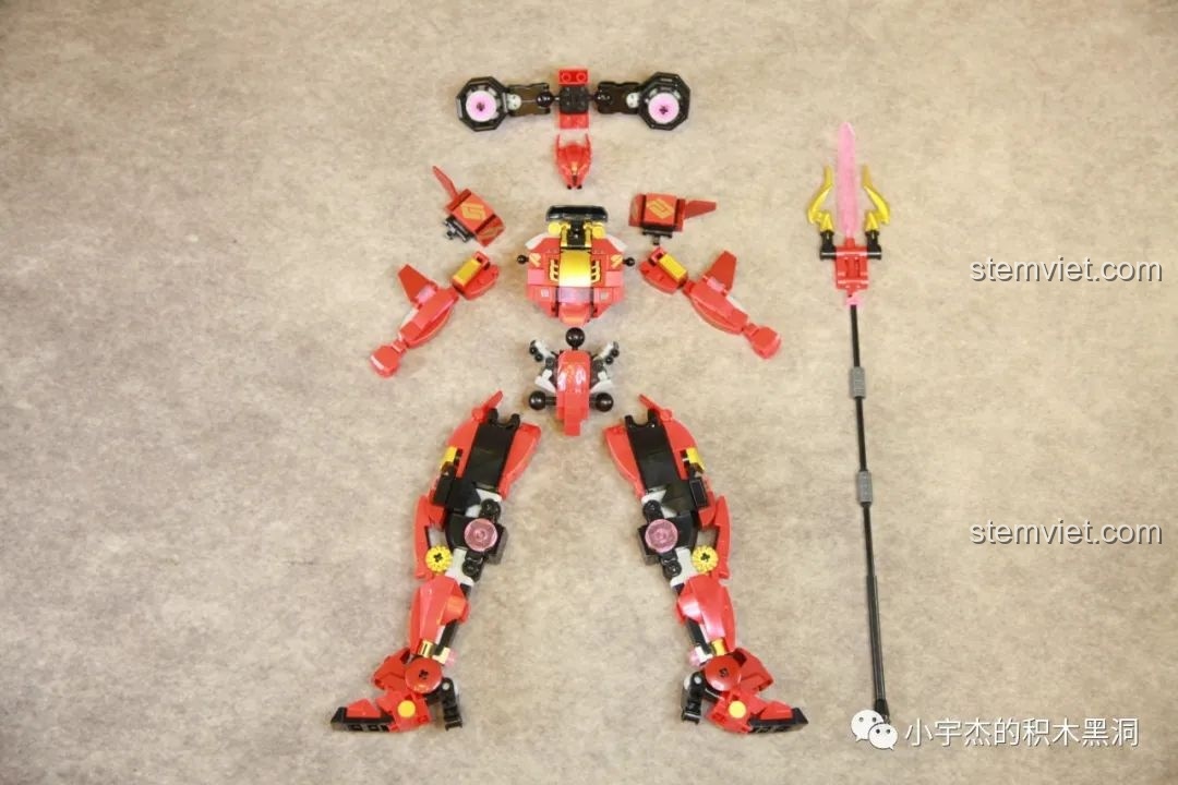 Các bộ phận của Robot Cơ Giáp Quang Kích Athena được sắp xếp gọn gàng, thể hiện quá trình lắp ráp đang diễn ra thuận lợi.