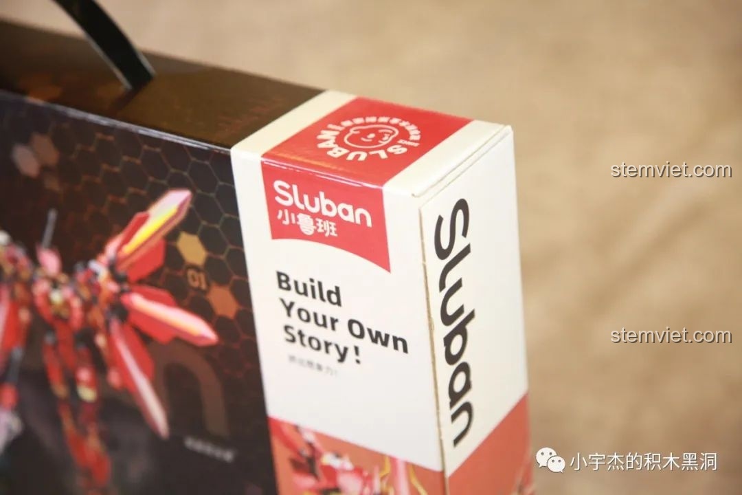 Góc hộp Sluban M38-B1152 với logo mới và slogan 'Build Your Own Story', thể hiện thông điệp sáng tạo của thương hiệu.