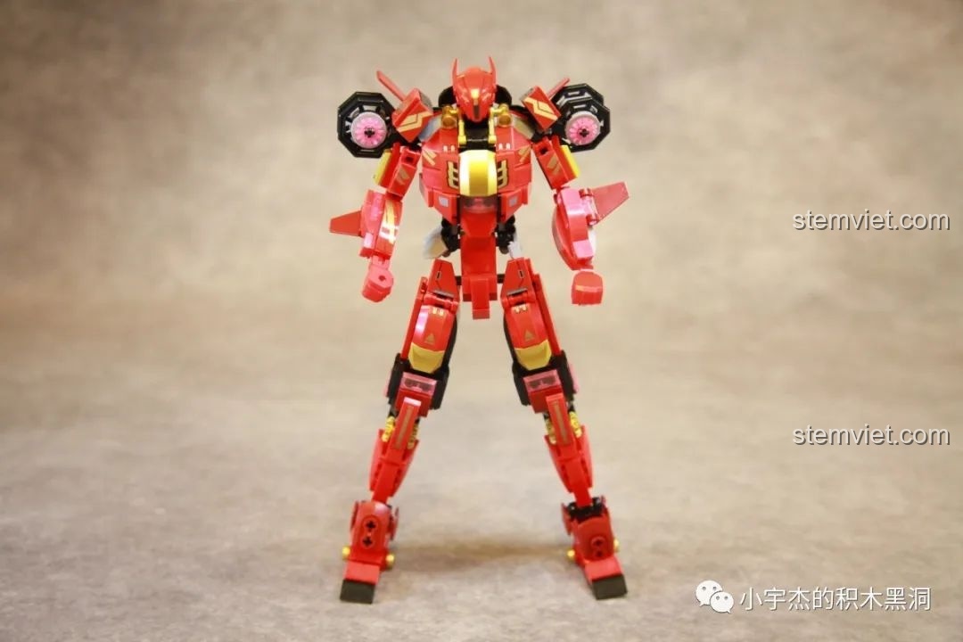 Thân hình cân đối của Robot Cơ Giáp Quang Kích Athena, chờ đợi được lắp thêm đôi cánh và vũ khí để hoàn thiện.