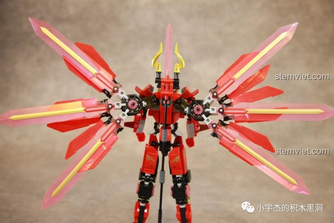 Robot Cơ Giáp Quang Kích Athena trong tư thế chiến đấu, với đôi cánh mở rộng và vũ khí Hải thần Tam Xoa Kích, thể hiện sự linh hoạt của khớp nối.