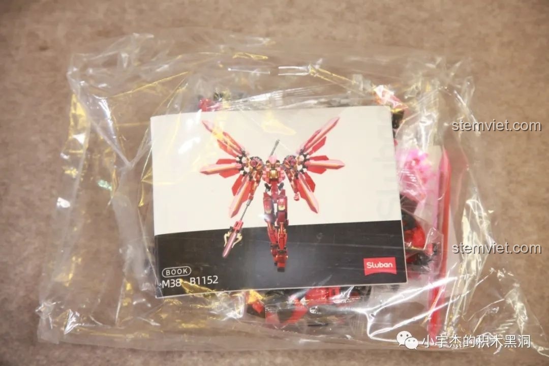 Tất cả nội dung của bộ lắp ráp Sluban M38-B1152 được đóng gói gọn gàng trong một túi lớn, kèm theo sách hướng dẫn.