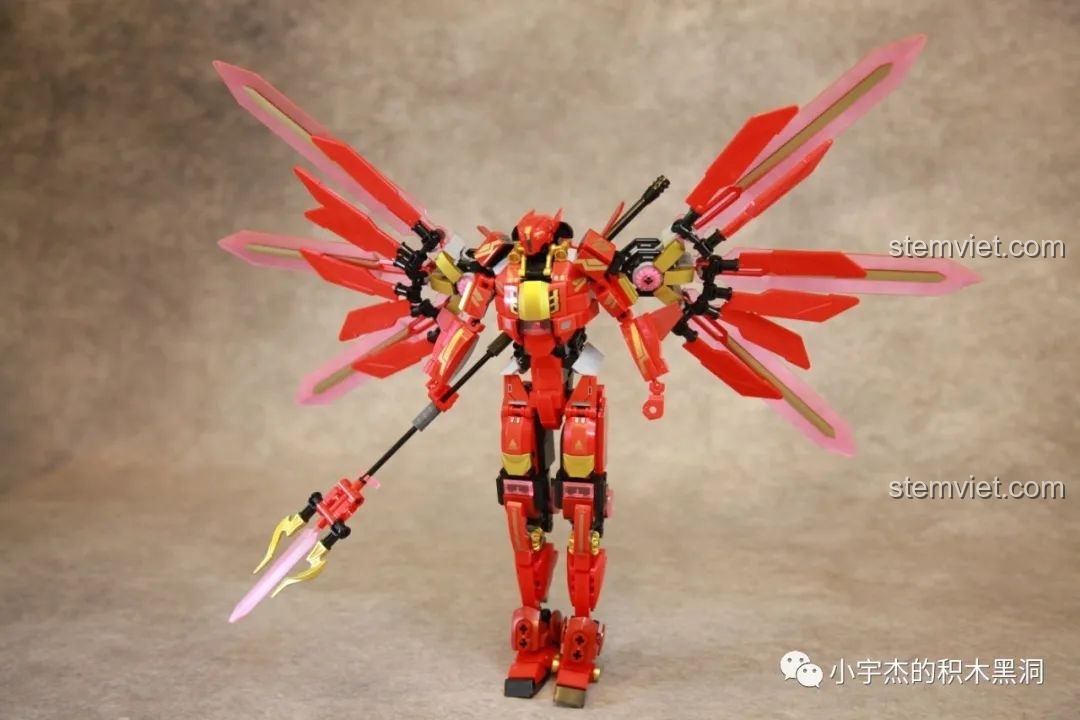 Robot Cơ Giáp Quang Kích Athena với đôi chân dài và đôi cánh mở rộng, tạo dáng như một vị thần giáng trần, đầy uy lực.