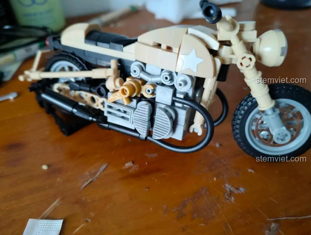 Mô hình Sluban M38-B0959 Mô tô R75 tỉ lệ 1:12 đã hoàn thành, màu vàng be cổ điển, sẵn sàng trưng bày.