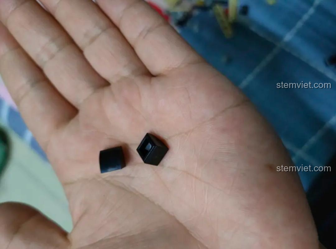 Cận cảnh các mảnh ghép nhỏ màu đen của bộ đồ chơi Sluban M38-B0959 Mô tô R75, thể hiện độ chi tiết.