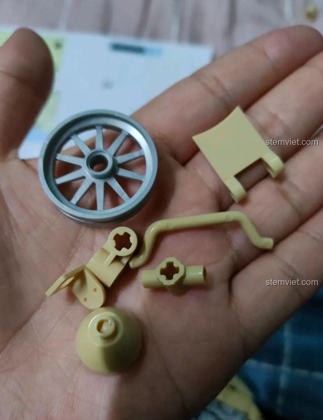 Tập hợp các mảnh ghép đặc trưng của bộ đồ chơi Sluban M38-B0959 Mô tô R75, bao gồm bánh xe và các chi tiết khác.