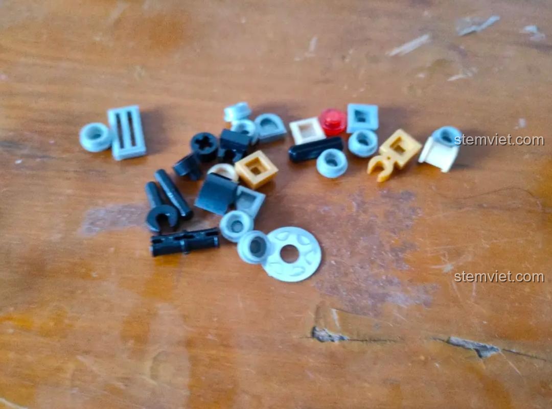 Tổng hợp các mảnh ghép nhỏ của bộ đồ chơi Sluban M38-B0959 Mô tô R75, sẵn sàng cho quá trình lắp ráp chi tiết.