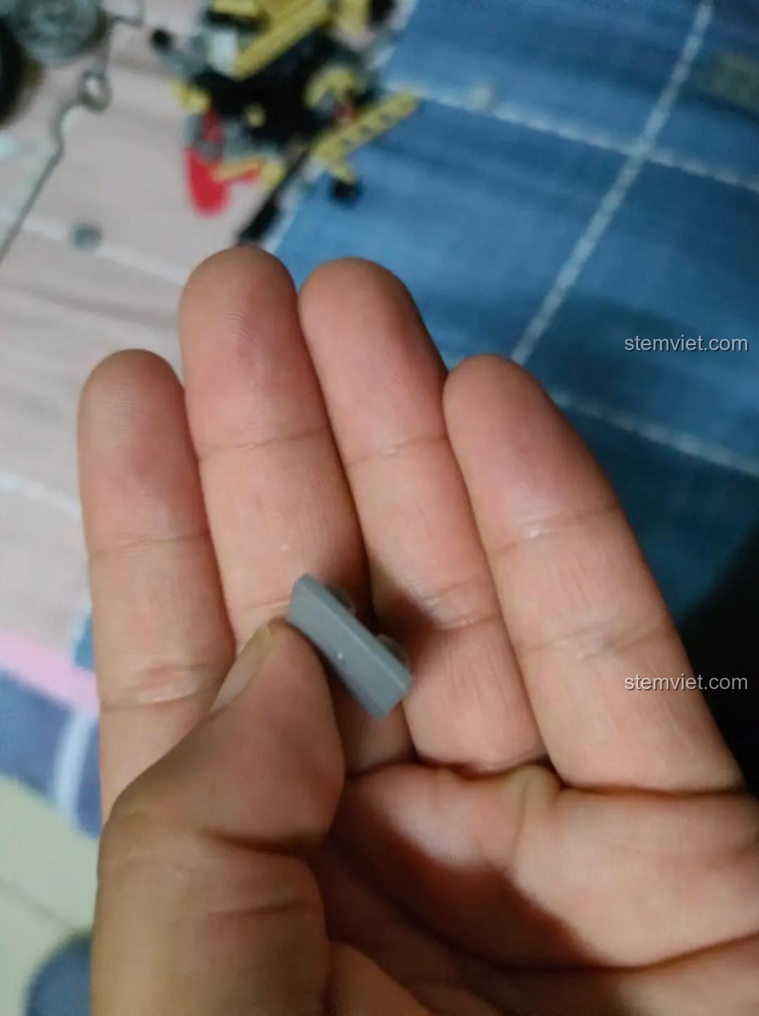 Cận cảnh mảnh ghép phanh đĩa màu bạc của bộ đồ chơi Sluban M38-B0959 Mô tô R75, chi tiết độc đáo.