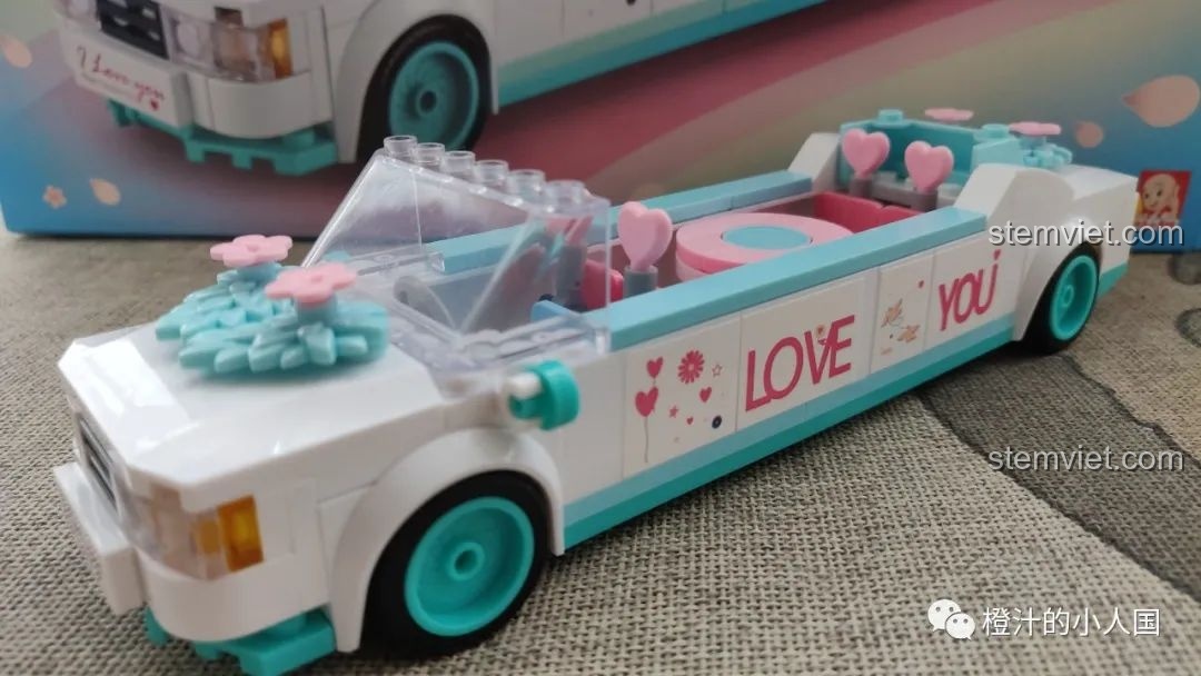 Đánh giá Sluban M38B0767 Xe cưới mui trần với thiết kế dài, màu sắc trắng và xanh ngọc thanh lịch.