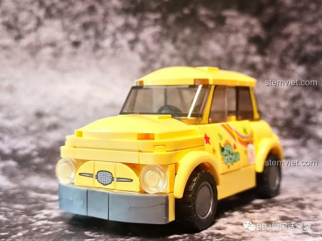 Đánh giá SY 5006 Mô hình xe Fiat 500 sau khi đã dán sticker, chiếc xe màu vàng trở nên sinh động và dễ thương.