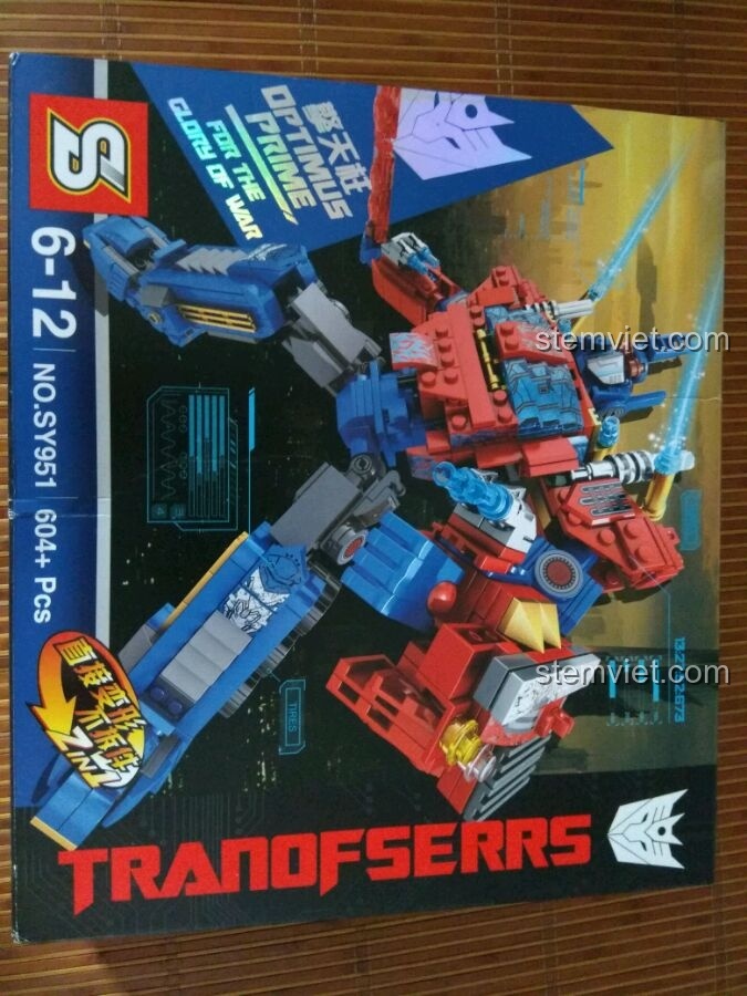Mặt trước hộp đồ chơi lắp ráp SY SY951 Thủ lĩnh Autobot Optimus Prime với hình ảnh robot dũng mãnh. Một lựa chọn quà cho bé trai 6 tuổi.