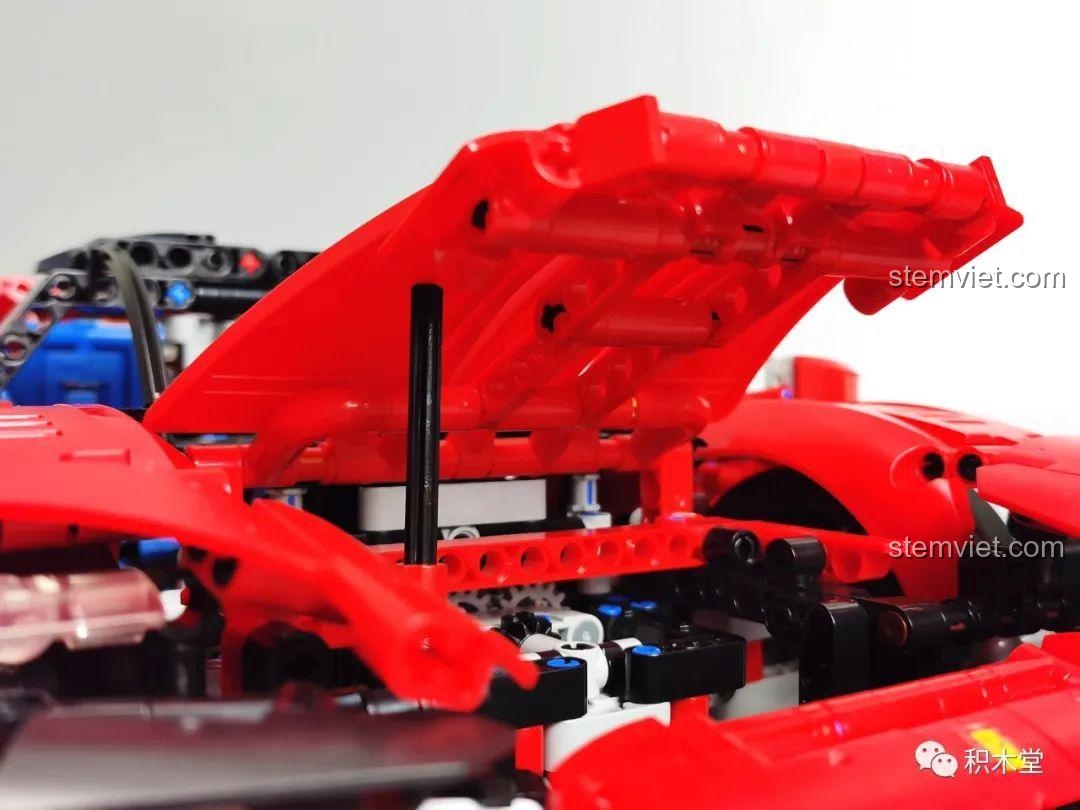 Nắp khoang động cơ của mô hình Taigaole T5032 Ferrari Daytona SP3 đang mở hoàn toàn, lộ ra động cơ V12 bên trong.