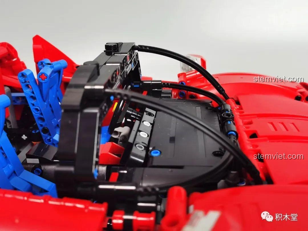 Mô hình Taigaole T5032 Ferrari Daytona SP3 với tất cả các cửa, nắp capo và khoang động cơ đều mở, thể hiện tính năng tương tác.