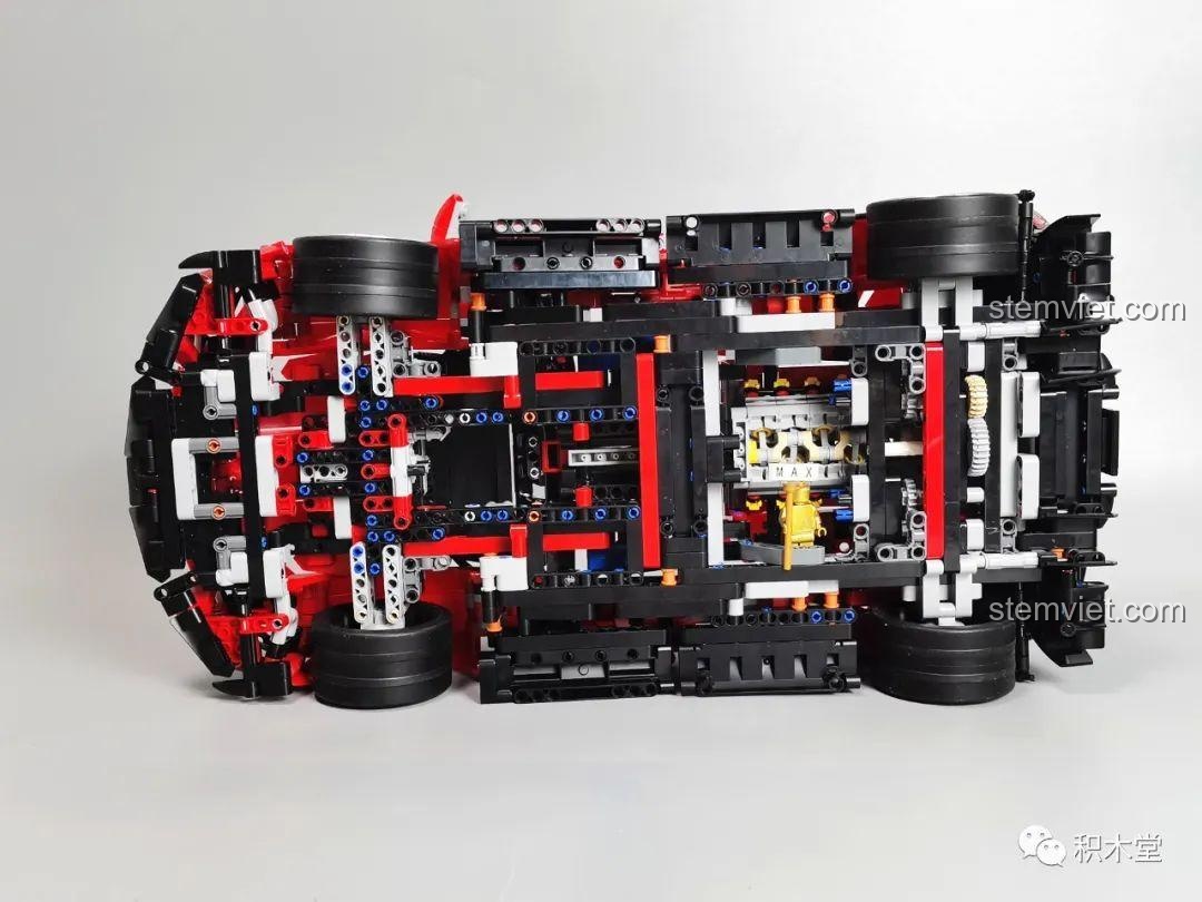 Cận cảnh bánh xe của mô hình Taigaole T5032 Ferrari Daytona SP3, với vành đúc mới và chi tiết phanh đĩa.