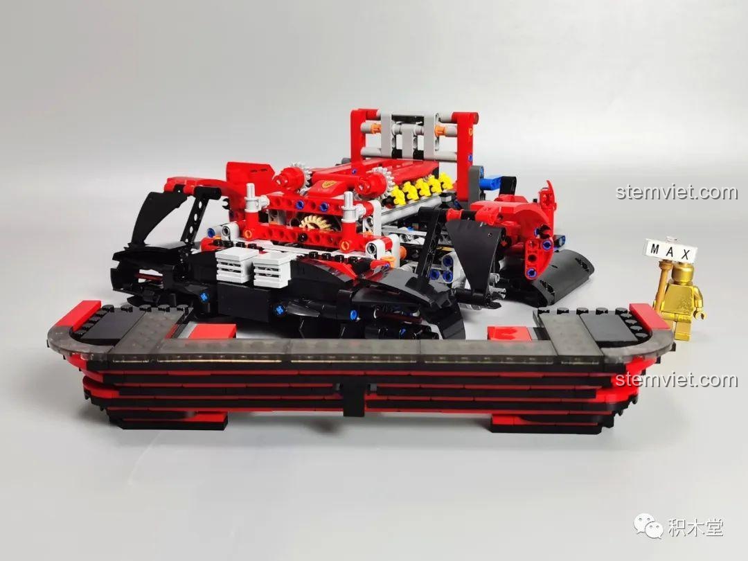 Phần đuôi xe của mô hình Taigaole T5032 Ferrari Daytona SP3 đang được lắp ráp, với các chi tiết màu đỏ và đen tạo nên hình dáng đặc trưng.