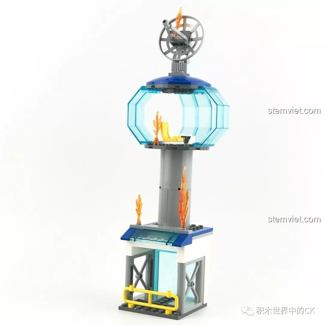 Mô hình tháp điều khiển không lưu từ bộ QMAN 2809 với các chi tiết lửa trang trí và đài quan sát bằng kính.