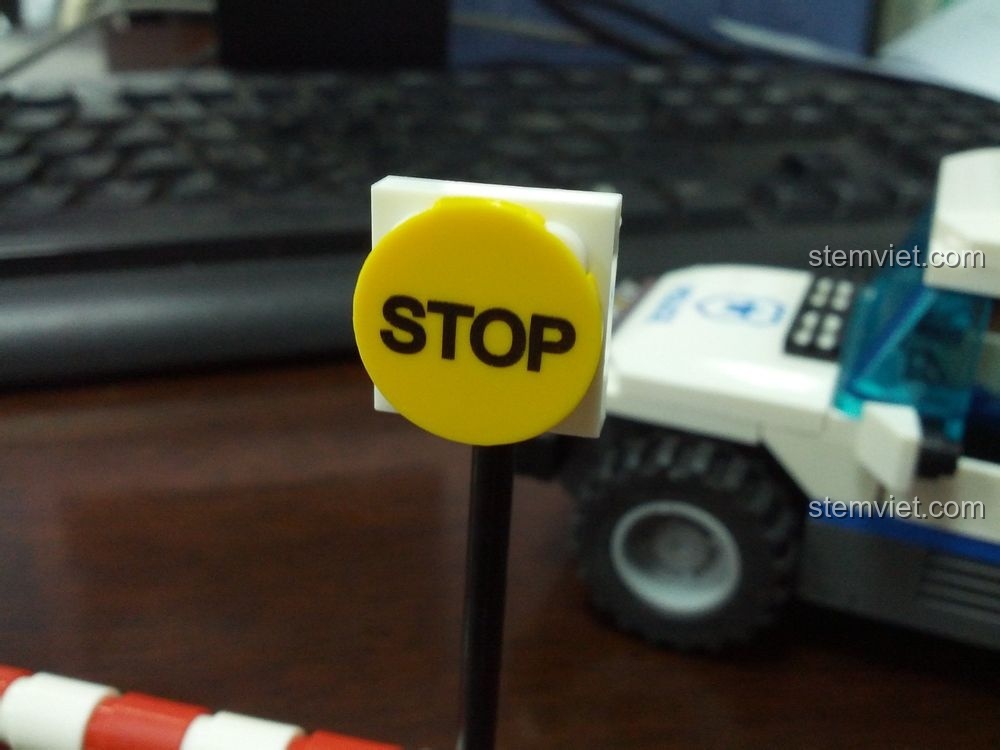 Cận cảnh biển báo STOP màu vàng với chữ đen của bộ WANGE 51011, một chi tiết phụ kiện quan trọng cho mô hình.