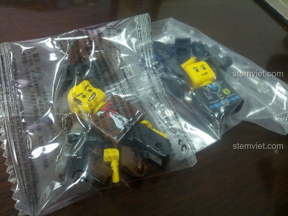 Cận cảnh hai minifigures cảnh sát và tên cướp của bộ WANGE 51011, với chi tiết trang phục và phụ kiện.